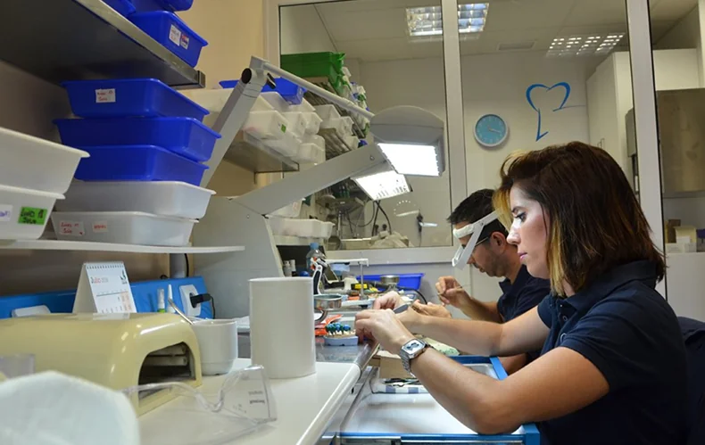 Equipo de Simarro & Barroso, laboratorio dental en Sevilla